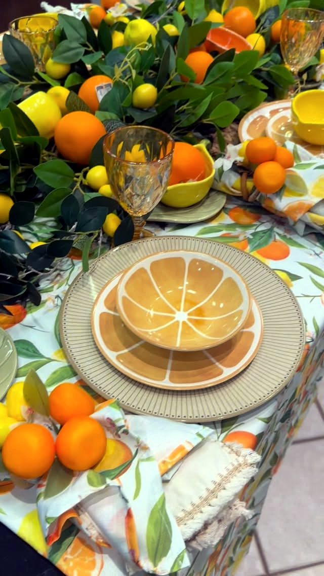 Mesa posta vibrante com louças coloridas