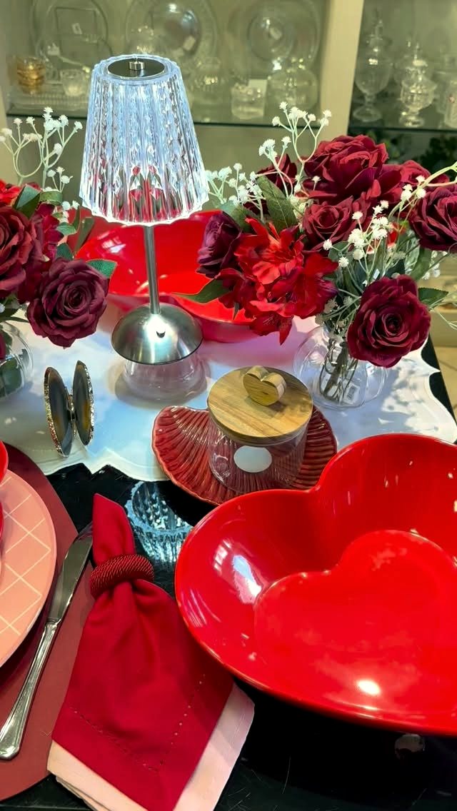 Mesa romântica com rosas vermelhas e velas